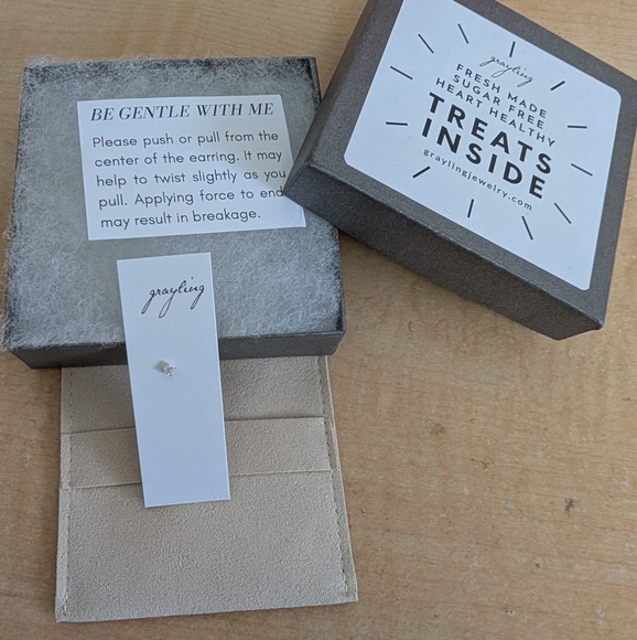 New Grayling flat back single sleeper earring 14K solid white gold - Picture 2 of 9